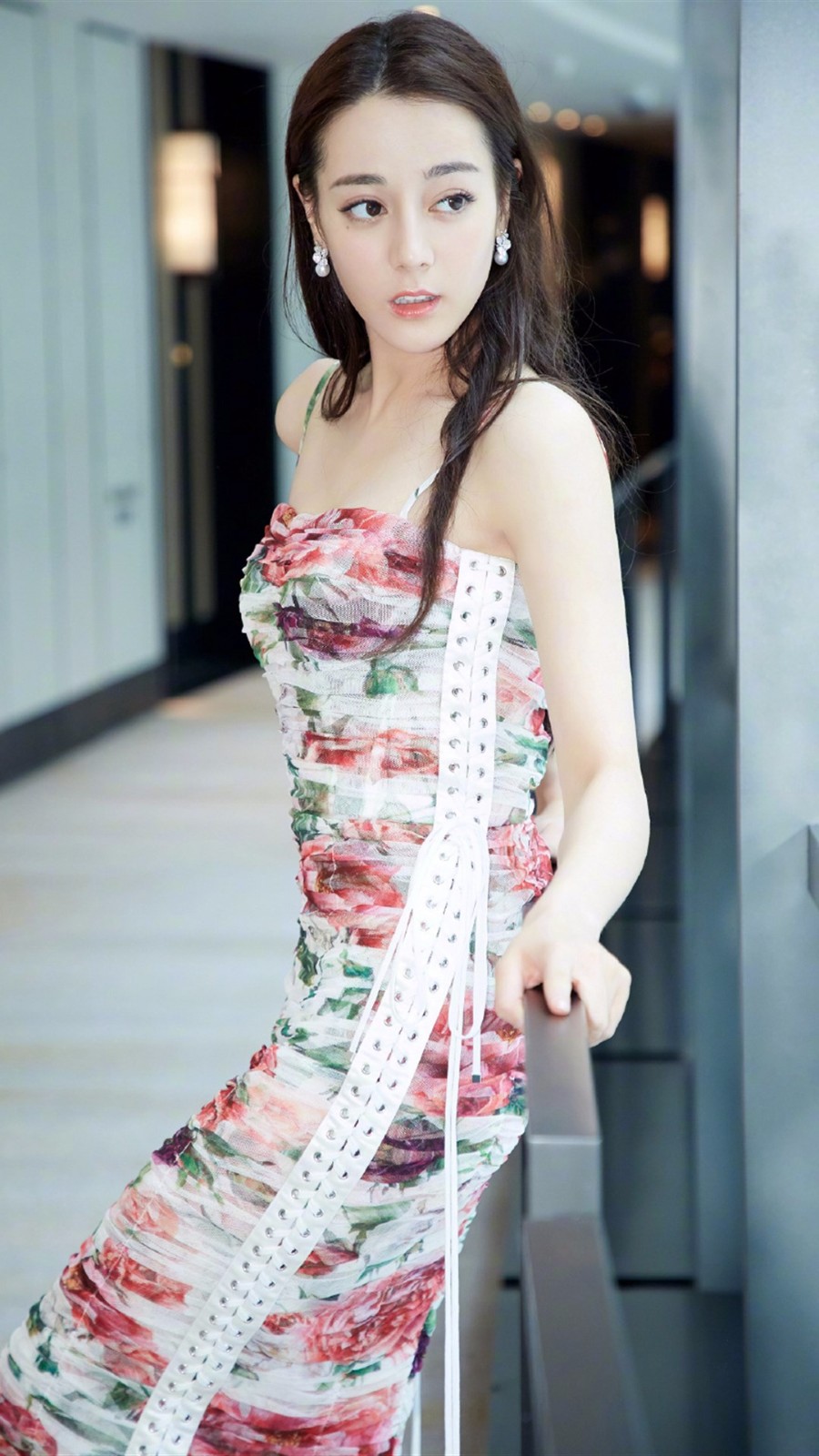 手机壁纸第24期:一组迪丽热巴的手机壁纸,就知道热巴“学坏了”