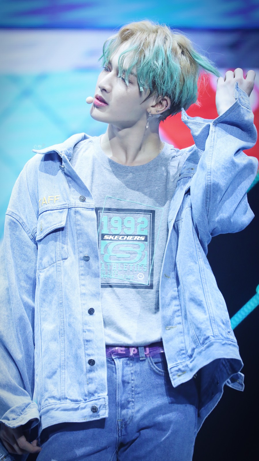 朱正廷时尚绿色卷发造型亮相乐华七子NEXT上