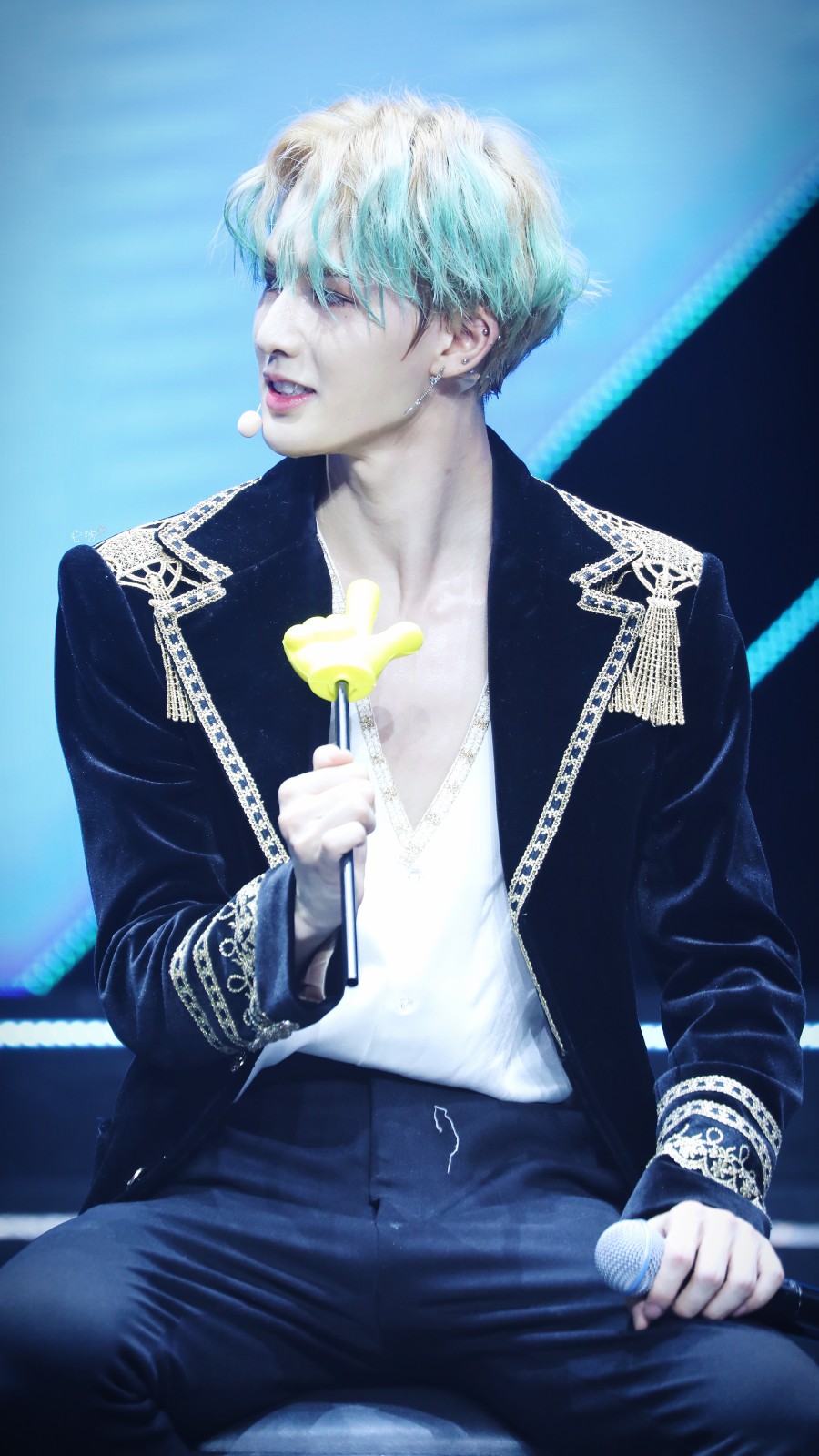 朱正廷时尚绿色卷发造型亮相乐华七子NEXT上