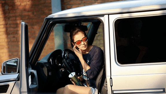 国民女神百万奔驰出游, 霸气外露彰显女神风范