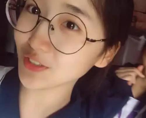 抖音惊现最美校服妹,当她脱下校服,网友:社会校