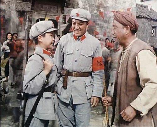 大家还记得他吗?他是70年代著名影视童星,12