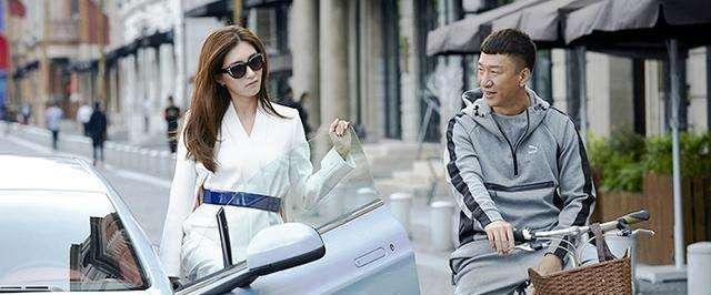 31岁江疏影出席活动, 不料中门大开, 网友: 真替