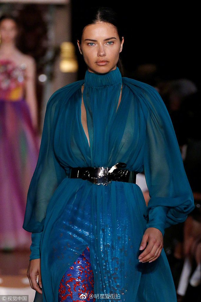 巴西超模Adriana Lima 身穿巴西10号内马尔球