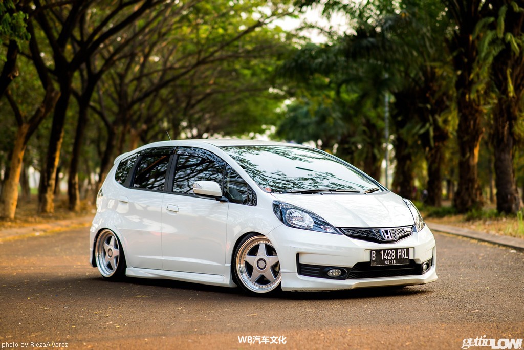 分享给喜欢二飞的车友!本田飞度RS改装案例