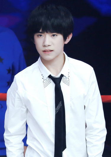 为高考蓄须明志?易烊千玺穿黑背心留胡子,男大