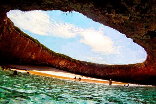 隐藏在一座小岛肚子里的神秘海滩,你一定没见