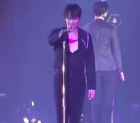 EXO澳门安可场最尴尬的一幕:金钟仁弄坏了立