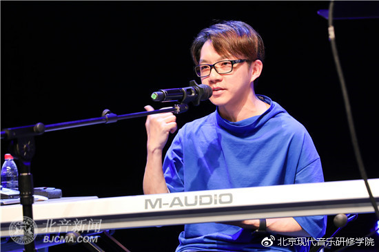 音乐霸“魔幻编曲”大师黄雨勋做客北京现代音乐研修学院