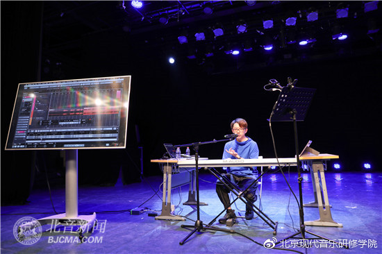 音乐霸“魔幻编曲”大师黄雨勋做客北京现代音乐研修学院