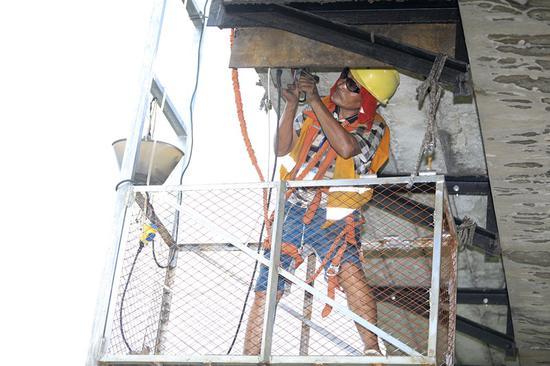 实拍焦柳线南阳工务段工人作业:为桥梁托架做