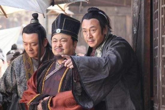 县太爷喜得贵子,贴一对联瞎显摆,穷秀才看后大