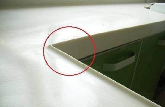 6,厨房的台面建议大家还是装一个挡水条吧,这样在洗菜刷完的时候水就