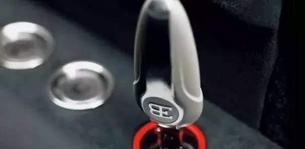 这些汽车品牌的实力我也是服了，用起螺丝刀当汽车钥匙