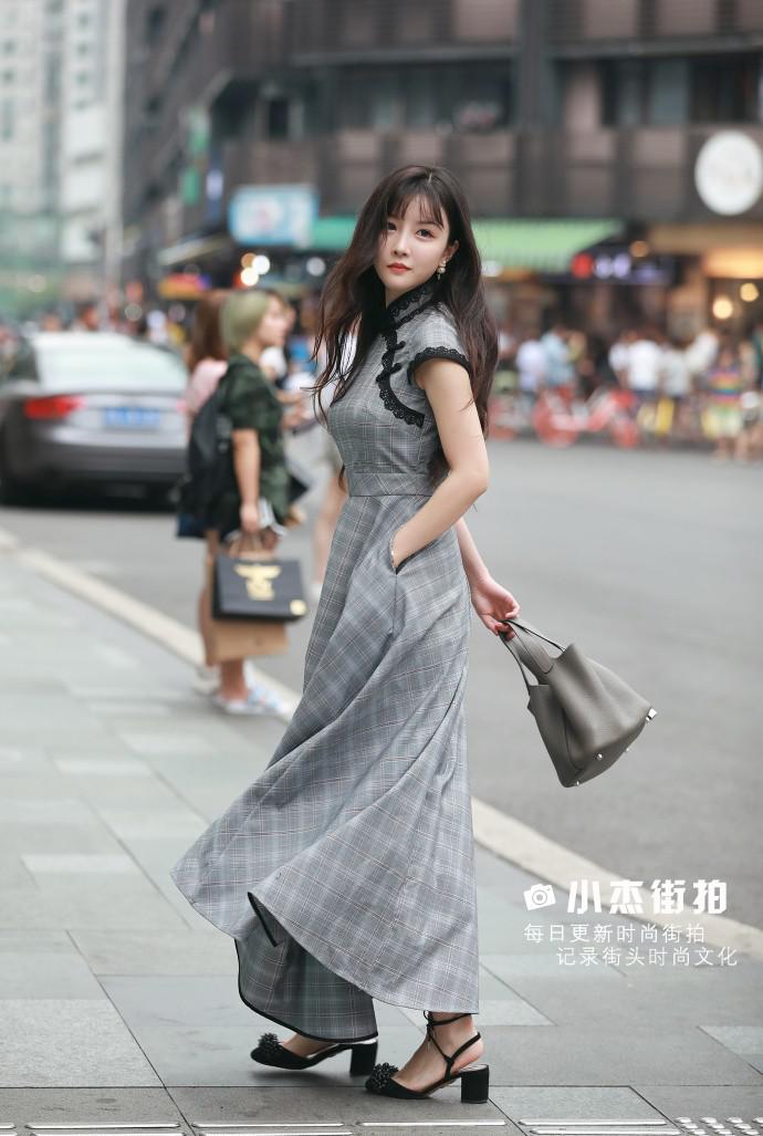 街拍:小姐姐把这个裙子穿出了飞起来的感觉