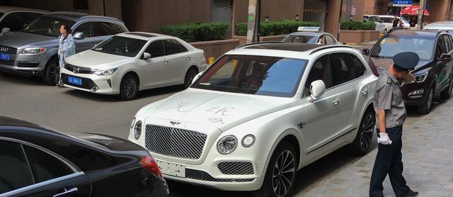 500万的宾利添越还没上牌，就被“流氓”毁了，车主快哭了