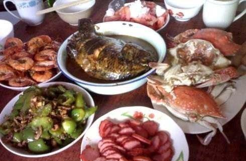 聚餐朋友来家里喝酒, 老婆做了5道菜, 上桌就尴尬的打脸了!