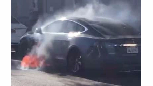 特斯拉Model S行驶途中起火，特斯拉回应将进行调查