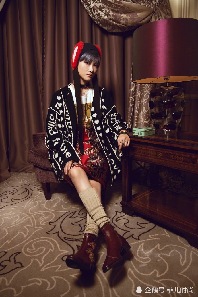 李宇春终于开窍了!一条超短裤秀美腿,网友:屏幕