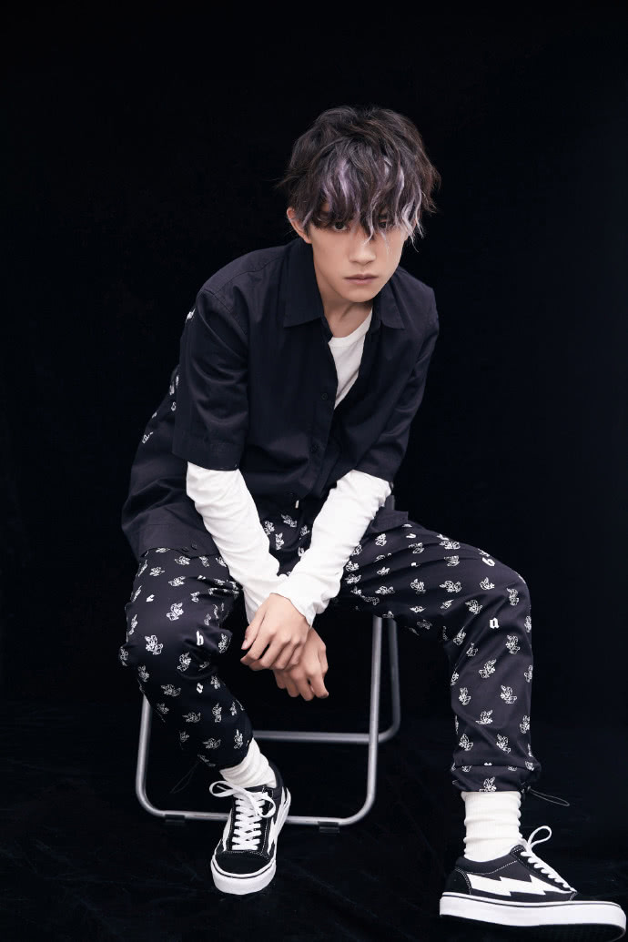 易烊千玺清爽穿搭独具少年活力 惊喜舞蹈秀引