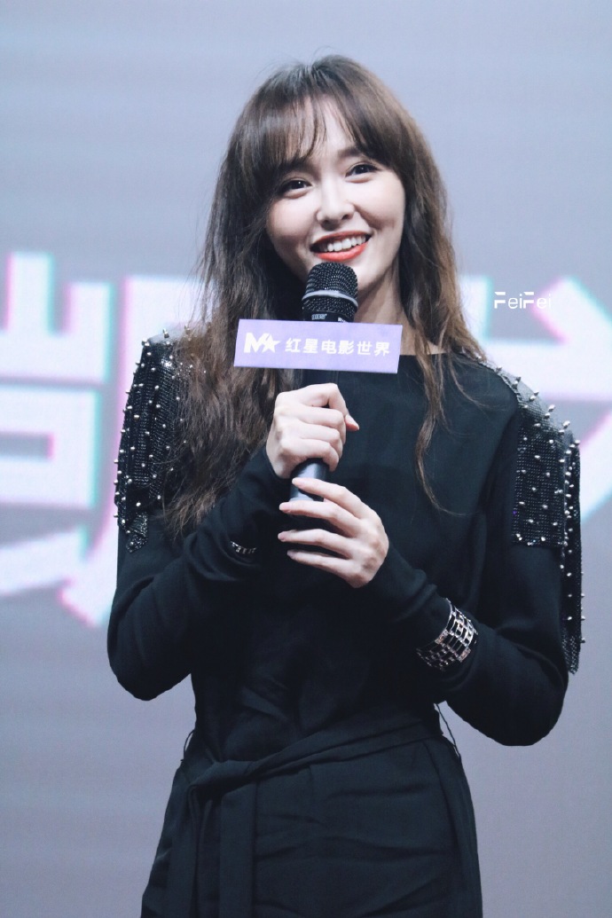 唐嫣穿黑色连衣裙宣传电影《欧洲攻略》笑容甜