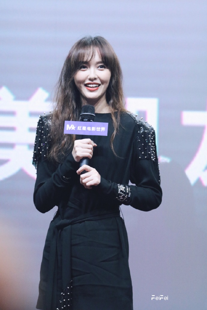 唐嫣穿黑色连衣裙宣传电影《欧洲攻略》笑容甜