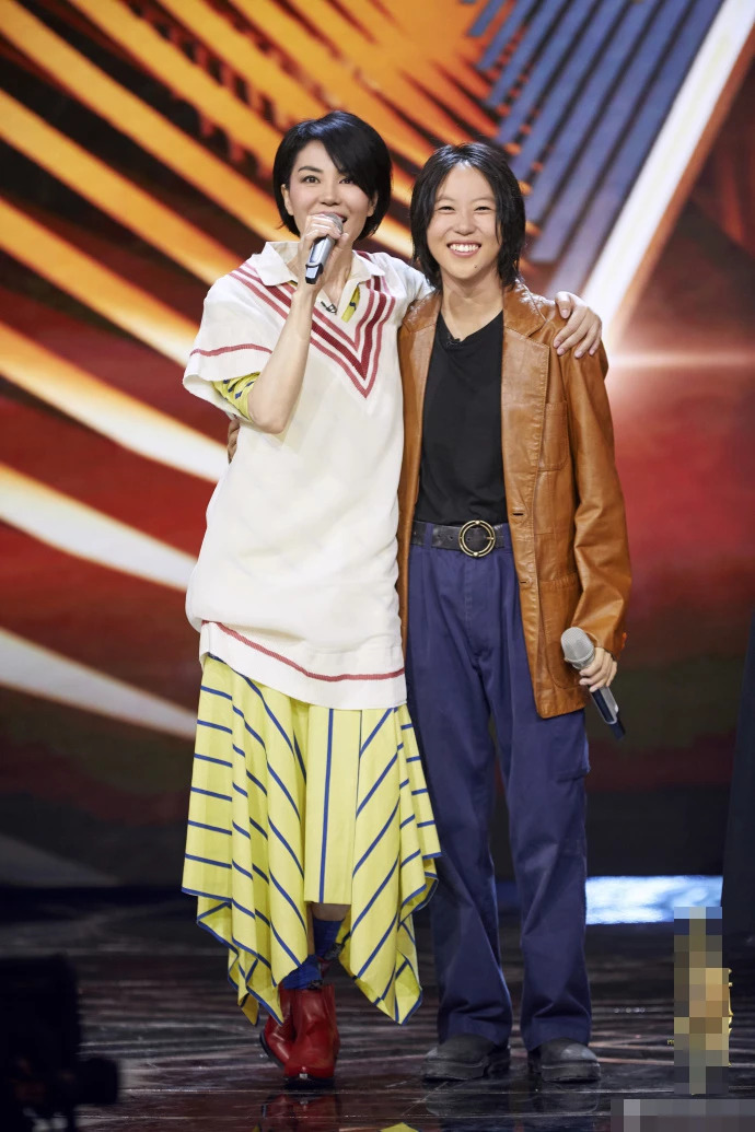 戴着复古墨镜潮气十足,全程羞涩的笑不停