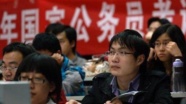 大学里最应该考公务员的四个专业,第一个不仅