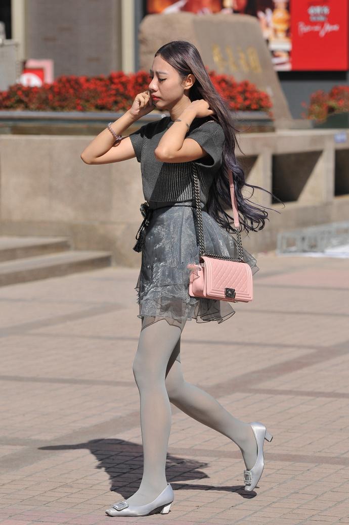 灰色毛线短袖灰色短裙丝袜小姐姐, 你是不是特别喜欢灰色啊