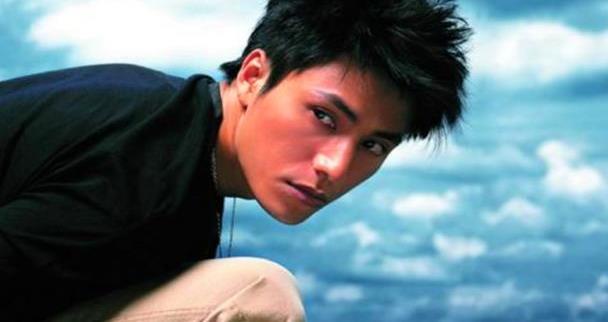 继张国荣后,能用盛世美颜来形容的男星,在娱