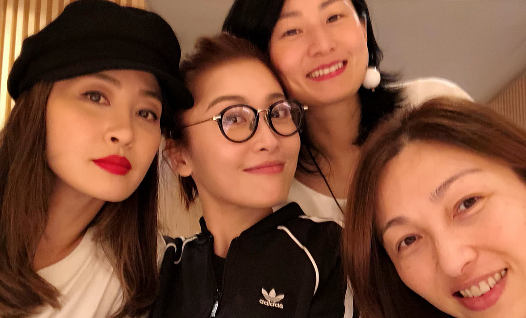 4位美女的亲密合照,她们头靠着头.