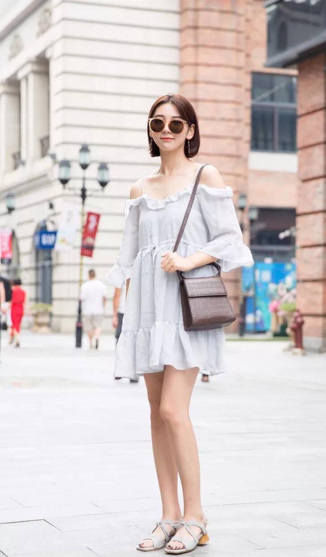 武汉光谷步行街的美女非常多,不信来看.