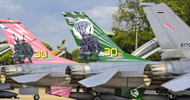 泰国空军F16战机服役30周年,摆出最酷阵势接