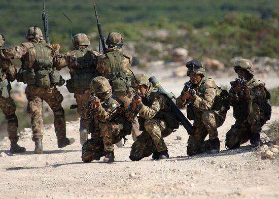 北约秘书长诡辩,当年轰炸南联盟原因,遭网友讥