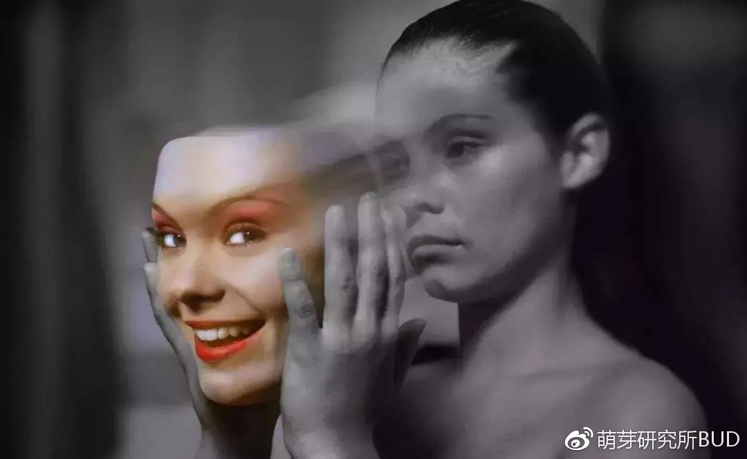 你感到悲伤，却一直在笑 | 如何走出微笑型抑郁的泥潭，撕掉假装?