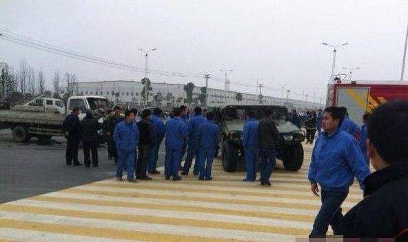 国产悍马并不是白叫的, 东风猛士对上大货车依旧稳赢