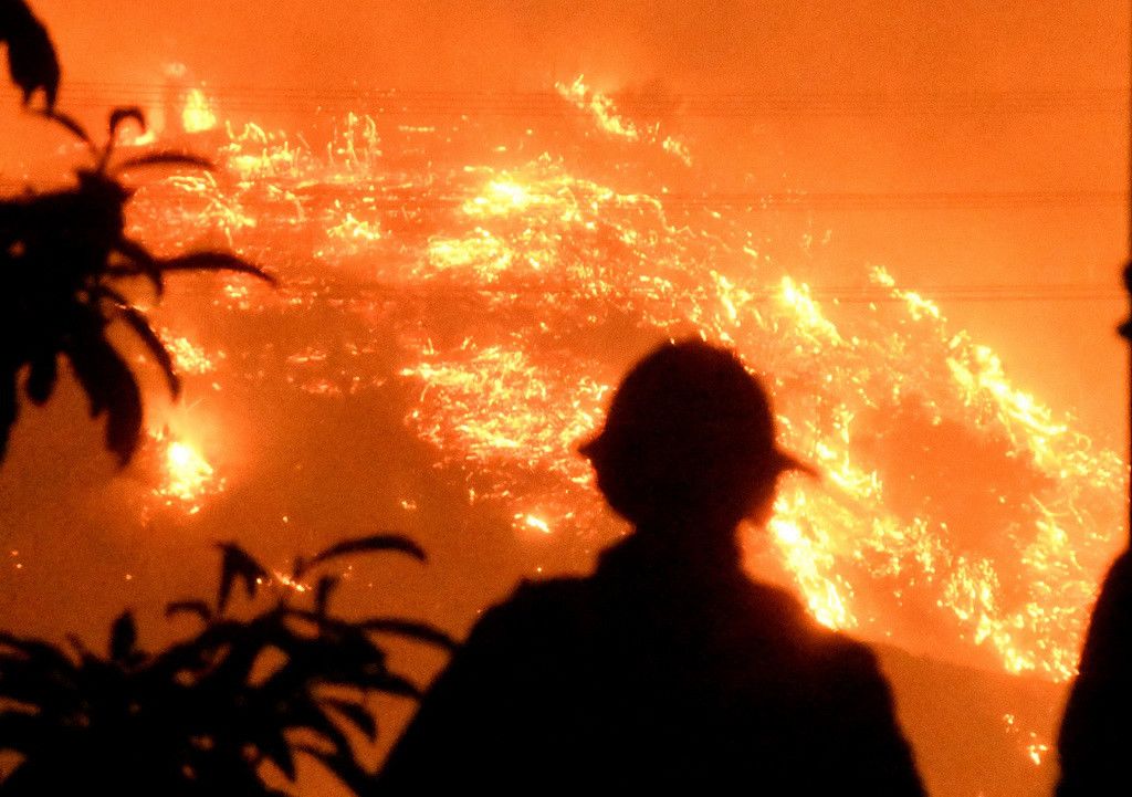 美国加州山火持续数天,30万人逃难,为何不出动