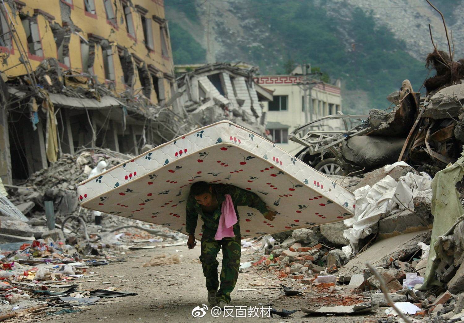 汶川地震15周年｜在废墟上重生，这些画面依然让人噙满泪水 | 极目新闻