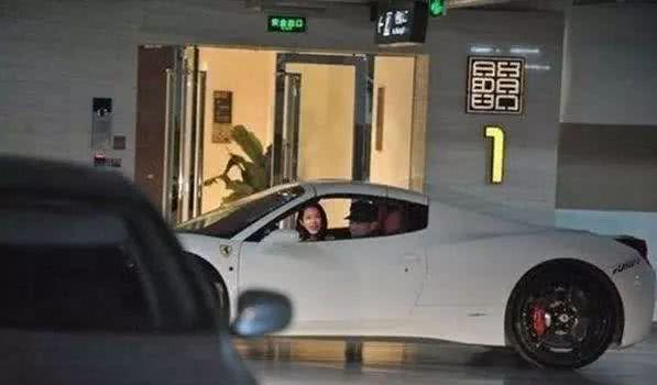 你们知道那些备受争议的当红明星开什么座驾？