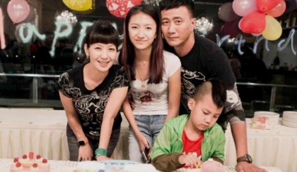 胡军：自己能有今天，要感谢老婆卢芳！如今一家四口很幸福