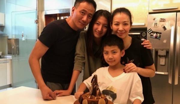 胡军：自己能有今天，要感谢老婆卢芳！如今一家四口很幸福