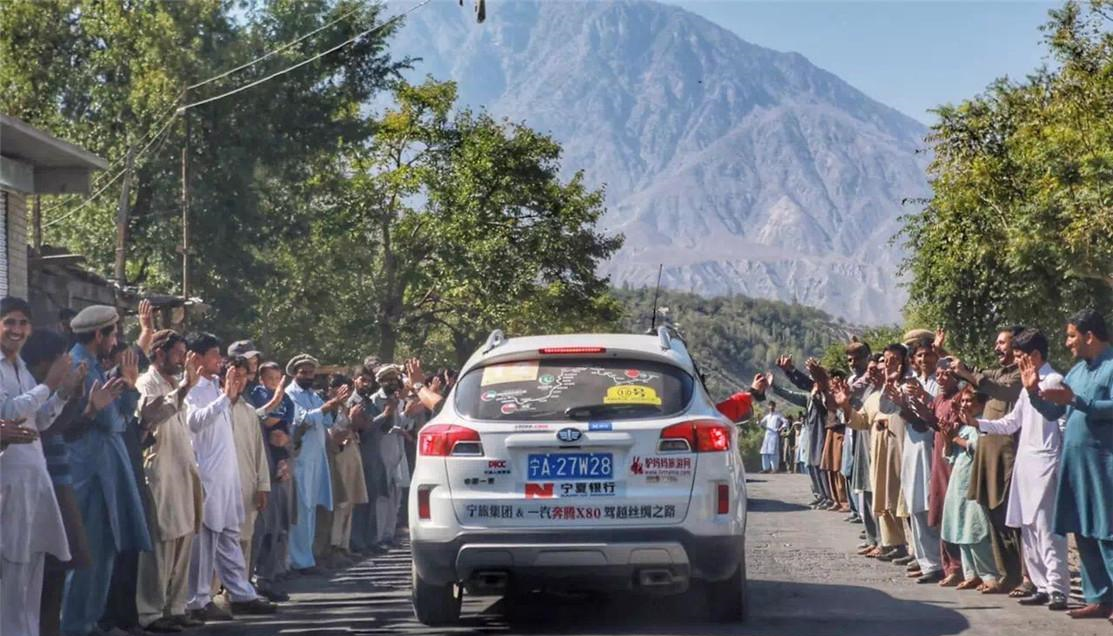 1万块人民币, 换成卢比到巴基斯坦, 能过上什么