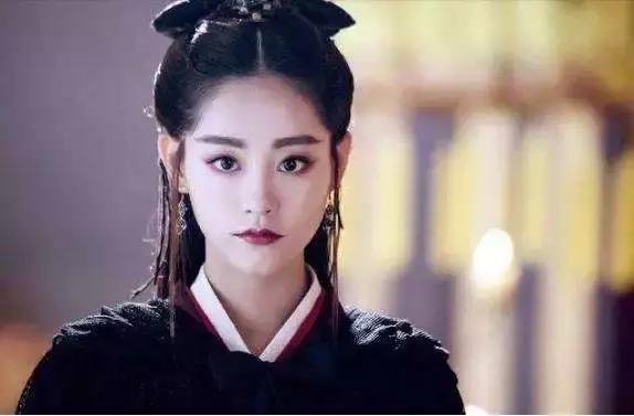 同是杨幂带的新人,迪丽热巴已独挑大梁,她却还