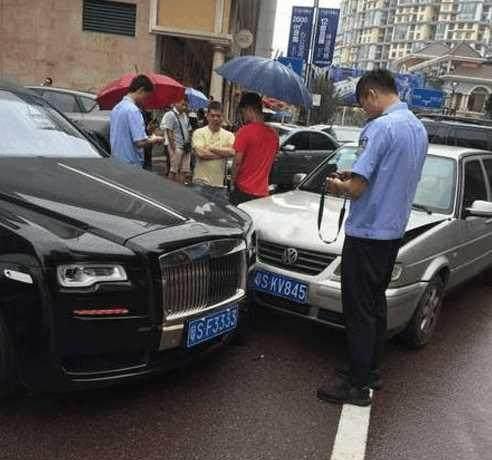 轻微剐蹭赔30万, 劳斯莱斯: 幸亏他没撞我车灯, 不然再多赔20万!