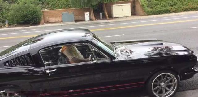 国外野马跑车装车时发生了这样惊险的一幕……