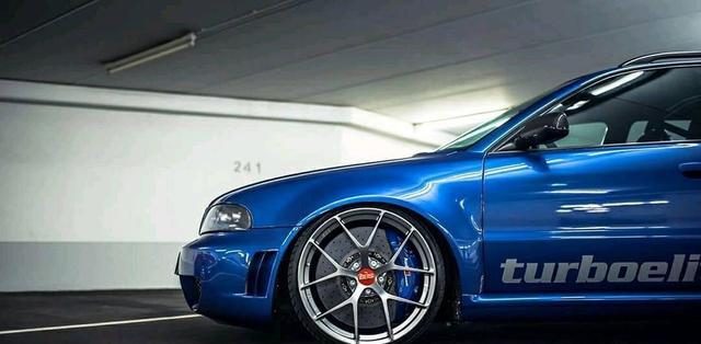 这台奥迪RS4全车用了大量蓝色碳纤维，让人怀疑是不是出自帕加尼