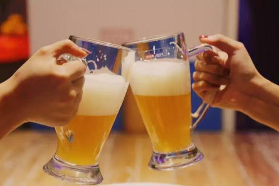 世界杯来了!郑州这家80年代主题餐厅,看球喝酒