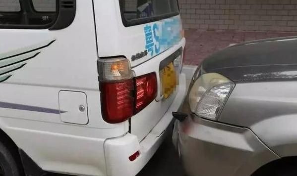 汽车发生事故，先报警还是先找保险公司，网友：次序错了就完了！