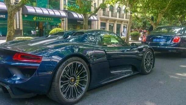 两个都是首富之子,一个开劳斯莱斯,另一个却低