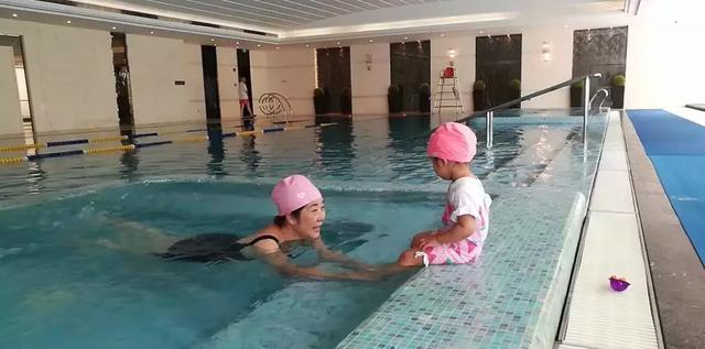 陈赫老婆晒游瑞士美照，长得像洋娃娃的张子萱真的已经34岁了?